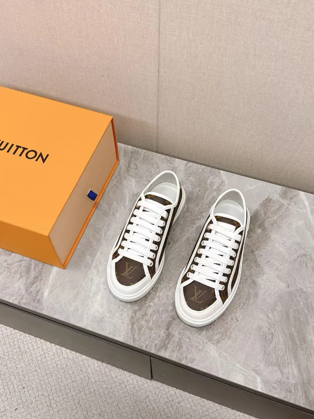 👟👟Ex-factory price 420👟👟 LV Louis Vuitton L Home Donkey Brand’s latest Lagoon series Thick-soled denim denim Embossed Presbyopia Thick-soled Casual sneakers Skateboard shoes Original purchase and development Production This Lagoon sneaker is made of Monogram denim, injecting a retro flavor into the classic design. The Louis Vuitton logo pops out from the leather trim, and the inscribed eyelets, trim and laces highlight the exquisite details. The rubber outsole embellished with Monogram flowers completes the whole. Exquisitely packaged at the delivery counter🛍📦 ▪️ Fabric: Original imported custom first-layer cowhide ▪️ Lining: Original imported cowhide lining ▪️ Sole: Original open-molded non-slip TPU material ▪️ Bottom thickness: 2.5CM ▪️ Size: Women's size 35-40 (41, 42 can be customized)